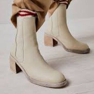 Free People Essential Chelsea Leather Boots Mildly Distressed Cream Size 38